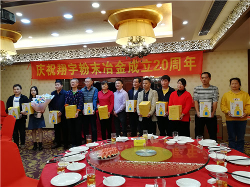 為第四季度生日的員工分發生日禮物 為第四季度生日的員工分發生日禮物